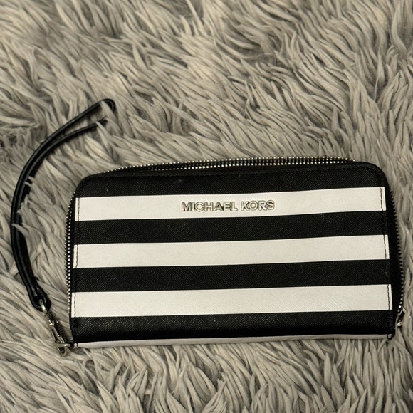 Micheal Kors wristlet - Picture 1 of 3